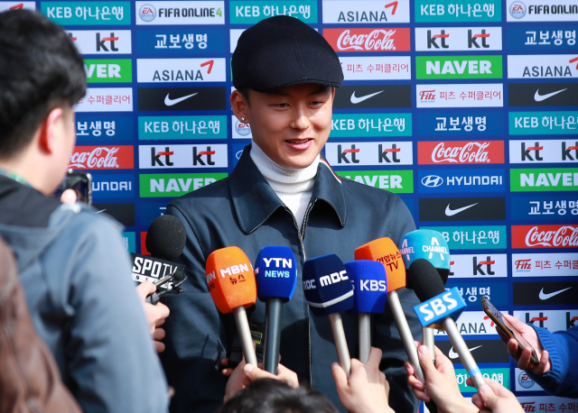 이승우가 18일 오후 경기도 파주시 축구대표팀트레이닝센터(NFC)에서 실시된 소집 훈련에 참가하기 위해 센터에 들어가며 인터뷰를 하고 있다. 파울루 벤투 감독이 이끄는 한국 축구대표팀 선수들은 22일 울산문수구장에서 볼리비아와 26일 서울월드컵경기장에서 콜롬비아와의 A매치 평가전을 치른다. 연합뉴스