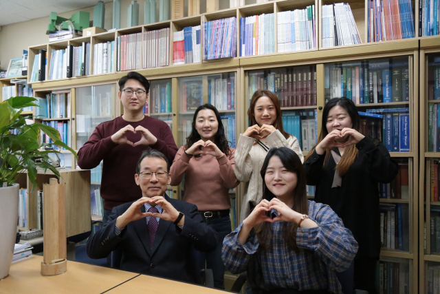 하영철 금오공대 건축학부 교수가 제자들과 기념 촬영을 했다. 하 교수가 지난 25년 동안 제자들을 위해 장학금으로 희사한 돈은 1억2천510만원에 달한다. 금오공대 제공