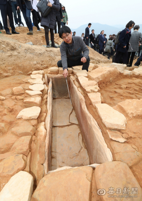 20일 고령군 지산동 고분군(사적 제79호) 발굴현장에서 (재)대동문화재연구원 관계자가 5세기 말부터 6세기 초 사이에 조성된 대가야 시대 석관묘 안에서 토제방울 등 유물이 출토된 지점을 설명하고 있다. 정운철 기자 woon@imaeil.com