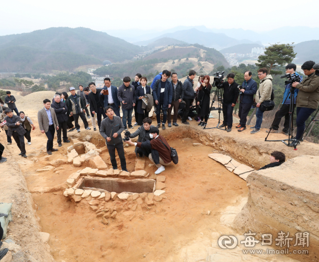 20일 고령군 지산동 고분군(사적 제79호) 발굴현장에서 (재)대동문화재연구원 관계자가 5세기 말부터 6세기 초 사이에 조성된 대가야 시대 석관묘 안에서 토제방울 등 유물이 출토된 지점을 설명하고 있다. 정운철 기자 woon@imaeil.com