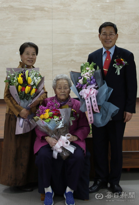 황갑식 조합장(오른쪽 첫 번째)이 부인 김기연(66) 씨와 어머니 조동태(94)씨와 함께 퇴임 기념사진을 촬영했다. 마경대 기자