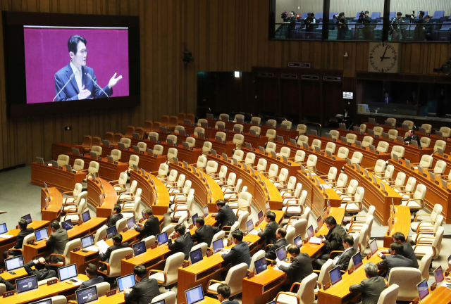 20일 국회 본회의장에서 열린 비교섭단체대표 연설에서 연설에 나선 정의당 윤소하 원내대표가 선거제·개혁법안 패스트트랙에 반대하는 자유한국당 나경원 원내대표의 발언을 비난하자 항의의 뜻으로 한국당 의원들이 본회의장을 떠나 의석들이 비어 있다. 연합뉴스