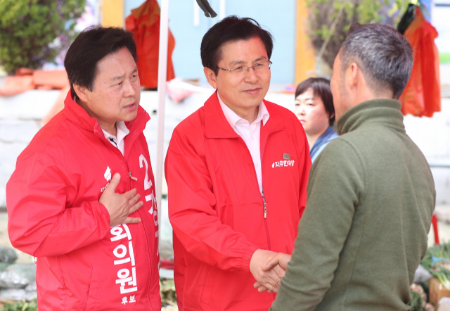 4.3 보궐선거 공식 선거운동 개시일인 21일 오후 자유한국당 황교안 대표(가운데)가 창원시 지귀시장에서 4·3 보궐선거 창원성산에 출마한 강기윤 후보와 함께 상인에게 인사하고 있다. 연합뉴스