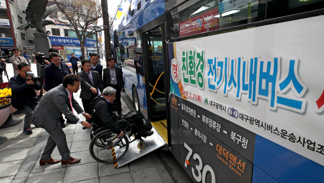 21일 오전 대구시청에서 열린 전기시내버스 시험운행 탑승행사에서 대구시·대구시의회·버스업체 관계자들 전기버스에 탑승하고 있다. 대기오염물질의 배출이 전혀 없는 전기 시내버스는 오는 25일부터 첫 운행에 들어간다. 김영진 기자 kyjmaeil@imaeil.com