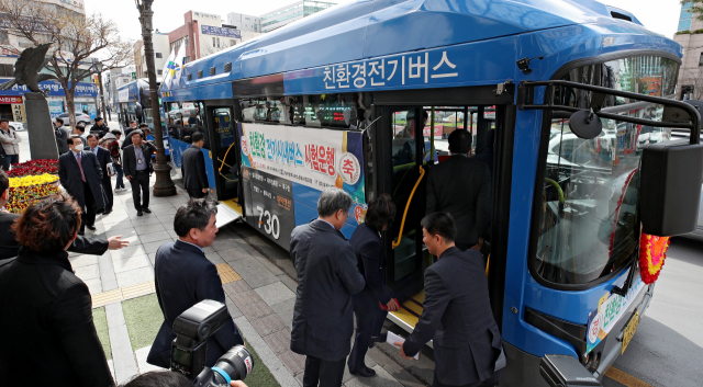 대구시청에서 열린 전기시내버스 시험운행 탑승행사에서 대구시·대구시의회·버스업체 관계자들 전기버스에 탑승하고 있다. 김영진 기자 kyjmaeil@imaeil.com