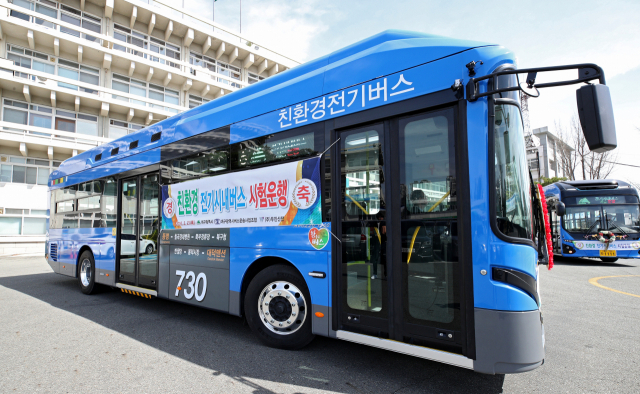 21일 오전 대구시청 별관에서 열린 전기시내버스 시험운행 탑승행사에서 전기버스가 시험운행을 하고 있다. 대기오염물질의 배출이 전혀 없는 전기 시내버스는 오는 25일부터 첫 운행에 들어간다. 김영진 기자 kyjmaeil@imaeil.com