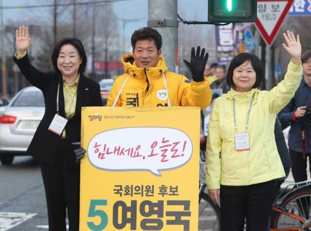 정의당 여영국 4·3 보궐선거 창원성산 후보(가운데)와 같은 당 이정미 대표(오른쪽), 심상정 의원이 선거 운동 첫날인 21일 오전 경남 창원시 성산구 성산패총사거리에서 출근길 인사를 하고 있다. 연합뉴스