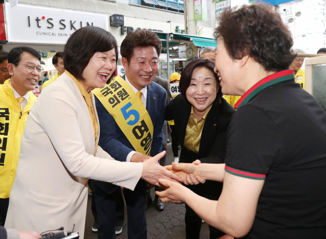 4.3 보궐선거 공식 선거운동 개시일인 21일 오전 창원시 반송시장에서 정의당 이정미 대표(왼쪽)가 창원시 성산구에 출마한 여영국 후보(가운데)에 대한 지지를 시민에게 호소하고 있다. 연합뉴스