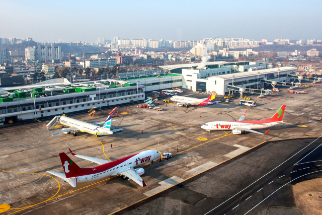 국방부가 밝힌 대구공항 종전부지 가치가 통합신공항 이전 사업비를 모두 충당할 수 있는 것으로 나타났다. 대구국제공항 모습. 매일신문 DB.