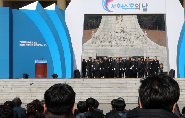 22일 대전 유성구 국립대전현충원에서 열린 제4회 서해수호의 날 기념식에서 이낙연 총리를 비롯한 참석자들이 헌화·분향을 마치고서 자리로 향하고 있다. 연합뉴스