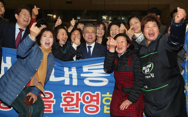 문재인 대통령이 22일 대구 북구 칠성시장에서 상인들과 기념촬영을 하고 있다. 연합뉴스