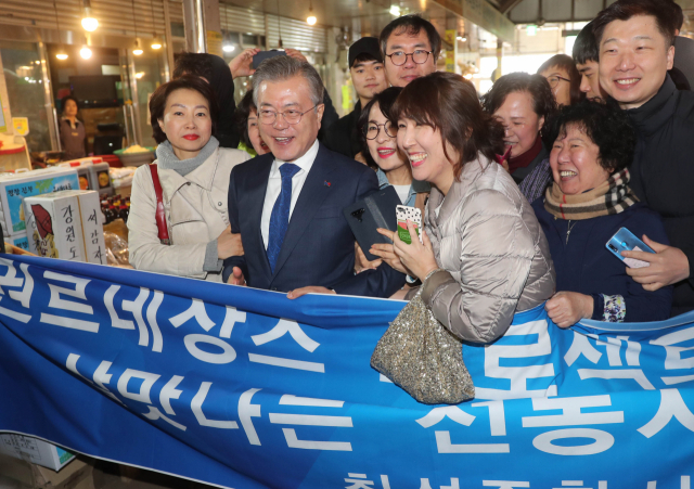 문재인 대통령이 22일 대구 북구 칠성시장에서 상인들과 기념촬영을 하고 있다. 연합뉴스