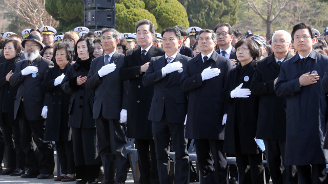 22일 대전 유성구 국립대전현충원에서 열린 제4회 서해수호의 날 기념식에서 이낙연 총리를 비롯한 참석자들이 국민의례를 하고 있다. 연합뉴스