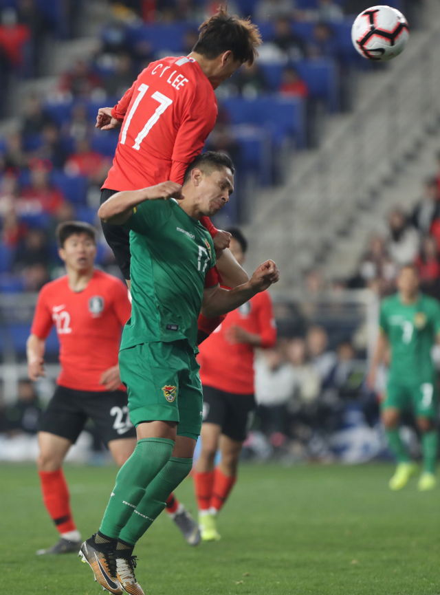 22일 오후 울산 문수축구경기장에서 열린 대한민국 남자 축구대표팀과 볼리비아의 평가전. 이청용이 헤딩으로 골을 넣고 있다. 연합뉴스