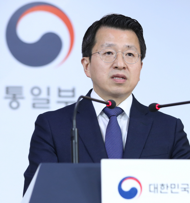 백태현 통일부 대변인이 25일 서울 세종로 정부서울청사에서 북측이 지난주 전격 철수시켰던 개성 남북공동연락사무소 북측 인원 일부가 이날 사무소로 복귀했다고 밝히고 있다. 연합뉴스