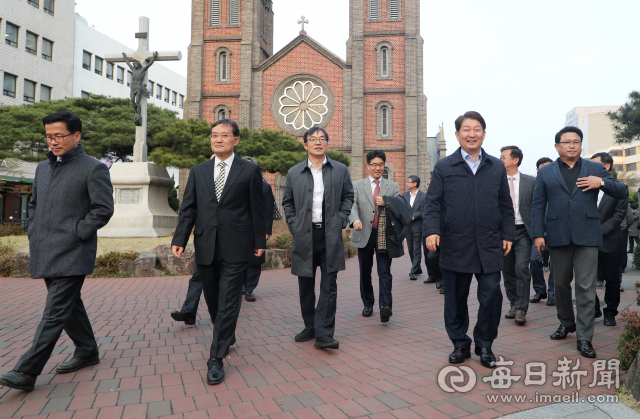 25일 대구 근대골목 투어에 나선 권영진(오른쪽 두 번째) 대구시장을 비롯한 대구경북 국가기관장, 국가 공사·공단 대구경북지역본부장들이 계산성당을 둘러보고 있다. 성일권 기자 sungig@imaeil.com