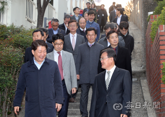 25일 대구 근대골목 투어에 나선 권영진(왼쪽) 대구시장을 비롯한 대구경북 국가기관장, 국가 공사·공단 대구경북지역본부장들이 3·1만세운동길을 둘러보고 있다. 성일권 기자 sungig@imaeil.com