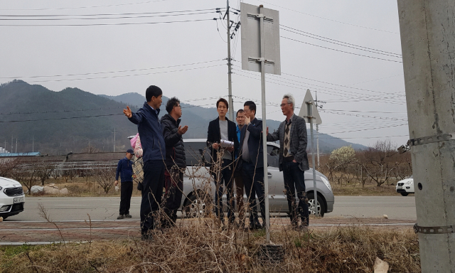 김천시 및 김천시의회, 환경단체 관계자 등이 주한미군 아포 DLA 주변 토양조사에 참관하고 있다. 김천시 제공