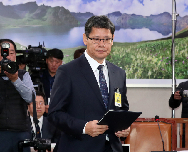 김연철 통일부 장관 후보자가 26일 국회 외교통일위원회에서 열린 인사청문회에서 선서를 마치고 자리로 이동하고 있다. 연합뉴스