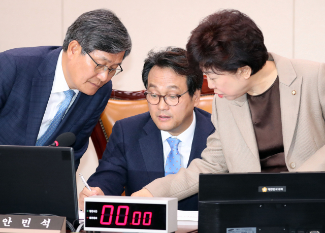 국회 문화체육관광위원회 안민석 위원장(가운데)이 26일 오전 국회에서 열린 박양우 문화체육관광부 장관 후보자 인사청문회에서 더불어민주당 신동근 간사(왼쪽)와 자유한국당 박인숙 간사와 이야기를 나누고 있다. 연합뉴스