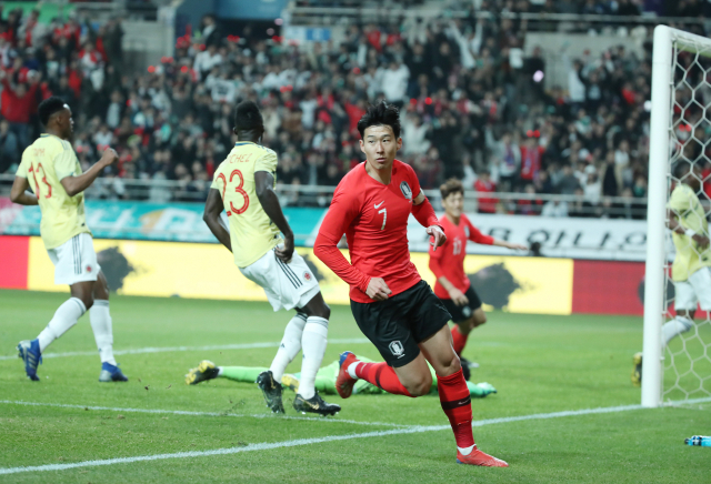 26일 서울월드컵경기장에서 열린 축구 국가대표팀 한국과 콜롬비아의 평가전. 한국 손흥민이 첫 골을 성공시킨 뒤 환호하고 있다. 연합뉴스