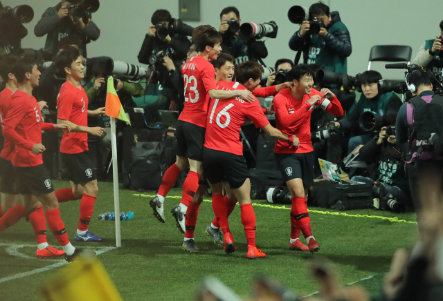 26일 서울월드컵경기장에서 열린 대한민국 남자 축구대표팀과 콜롬비아와의 평가전. 손흥민이 골을 넣은 뒤 하트 세리머니를 하고 있다. 연합뉴스