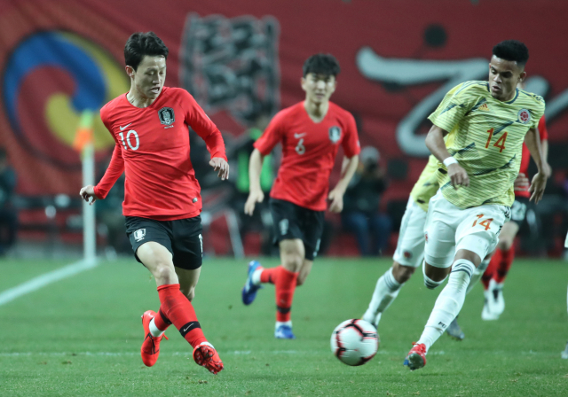 26일 오후 서울 마포구 서울월드컵경기장에서 열린 대한민국 남자 축구대표팀과 콜롬비아와의 평가전. 이재성이 패스하고 있다. 연합뉴스