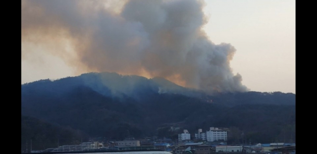 27일 오후 5시 42분쯤 구미시 고아읍 대망리에서 산불이 발생했다. 이 불은 강한 바람을 타고 빠르게 번지고 있다. 독자 제공