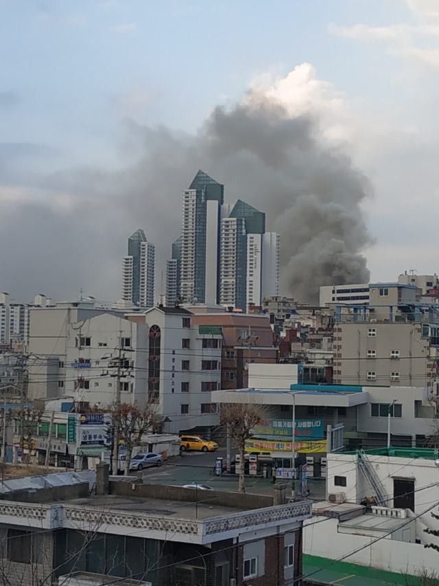 29일 오전 6시 54분께 인천시 미추홀구 학익동 한 식자재 마트에서 원인을 알 수 없는 불이 났다. 신고를 접수한 소방당국은 화재 발생 9분 만에 관할 소방서 인력 전체가 출동하는 경보령인 