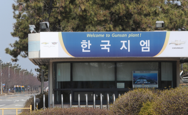 국내 자동차부품업체들로 구성된 컨소시엄이 한국지엠(GM)과 군산공장 매각 협상을 체결한 29일 오전 군산공장 정문이 비교적 한가한 모습이다. 연합뉴스