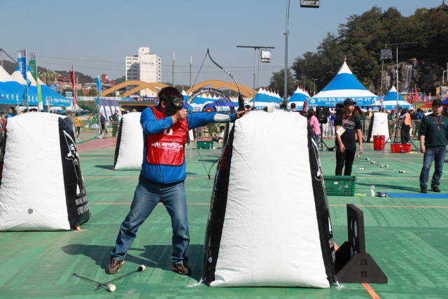 지난해 예천세계활축제를 찾은 관람객이 부대행사로 마련된 활 쏘기 서바이벌에 참여해 직접 활을 쏘며 체험을 즐기고 있다. 예천군 제공