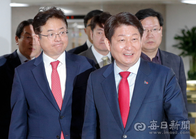 권영진(오른쪽) 대구시장과 이철우 경북도지사가 2일 대구·경북 통합신공항 이전 관련 긴급 브리핑을 위해 대구시청 상황실로 들어오고 있다. 우태욱 기자 woo@imaeil.com