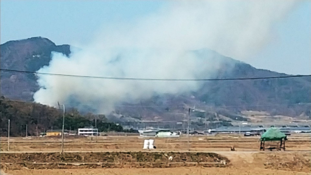 3일 오전 10시 40분쯤 구미 선산읍 내고리 일대 야산에서 산불이 발생했다. 이날 불은 인근 주민이 논두렁을 소각하다가 발생한 것으로 추정된다. 독자 제공