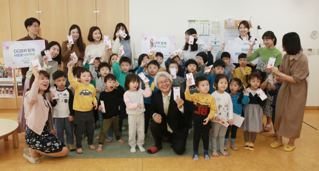 대구은행은 5일 식목일을 기념해 시민들에게 방울토마토 등을 직접 키울 수 있는 씨드볼을 나눠주는 행사를 벌였다. 대구은행 제공