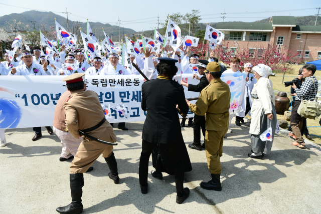 고령군 독립만세운동 퍼포먼스가 6일 고령군 우곡면 도진리 충효관 앞에서 펼쳐졌다. 고령군 제공