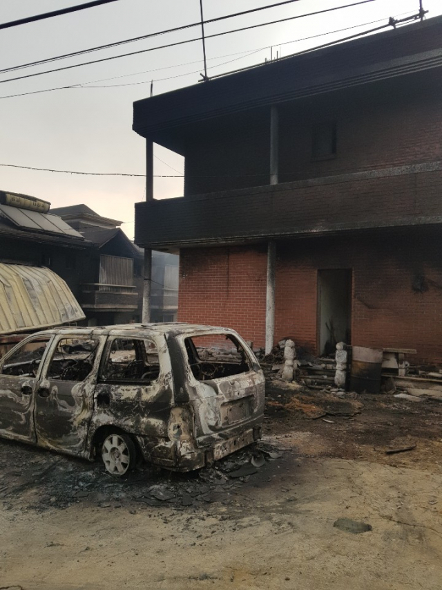 대구 소방대원들이 진화를 도왔던 강원도 민가의 모습. 차와 집이 검게 그을려 있다. 황현영 소방장 제공