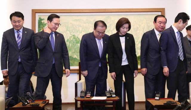 문희상 국회의장과 여야 5당 원내대표들이 8일 오전 국회의장 집무실에서 회동에 앞서 기념촬영을 한 뒤 자리에 앉고 있다. 왼쪽부터 바른미래당 김관영, 더불어민주당 홍영표, 문 의장, 자유한국당 나경원, 민주평화당 장병완, 정의당 윤소하 원내대표. 연합뉴스