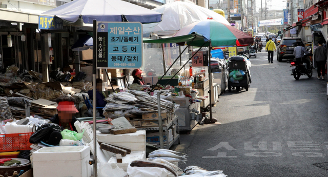 소방도로 확장공사를 앞두고 있는 서문시장 2지구 인근 도로 모습. 김영진 기자 kyjmaeil@imaeil.com