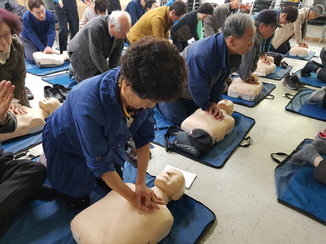 공무원연금공단(이사장 정남준)은 12일 공단 대구지부 교육장에서 공단 직원 및 연금생활자 60여 명을 대상으로 심폐소생술 교육을 실시했다.