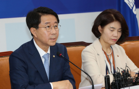 더불어민주당 조정식 정책위의장이 25일 국회에서 열린 정책조정회의에서 발언하고 있다. 연합뉴스