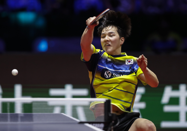 27일 헝가리 부다페스트 헝엑스포에서 열린 국제탁구연맹(ITTF) 2019 세계탁구선수권대회 단식 4강전에서 스웨덴의 팔크선수에게 강한 스매싱을 날리고 있다. 신화 연합뉴스