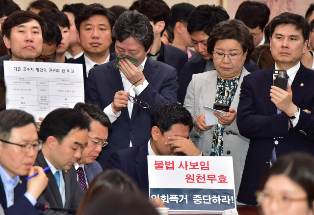 29일 밤 국회 문화체육관광위원회 회의실에서 열린 사법개혁특별위원회에서 바른미래당 유승민 전 대표(가운데)와 사보임(교체)된 오신환 의원(가운데 아래)이 채이배-임재훈 의원 옆에서 침울한 표정으로 얼굴을 가리고 있다. 연합뉴스