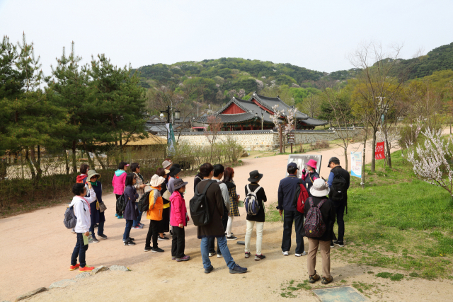 광주시티투어는 유네스코 세계유산으로 지정된 남한산성과 화담숲을 돌아보는 코스로 운영된다. 사진은 남한산성 투어 모습.