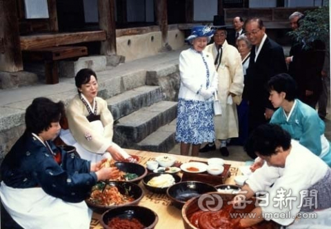 엘리자베스 2세 영국 여왕이 하회마을 충효당을 찾아 충효당 안주인들의 김치담그는 모습을 지켜보고 있다. 안동시 제공