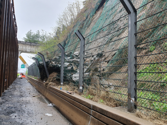 지난 28일 오후 2시 50분쯤 당진영덕고속도로 청주방향 19.6㎞ 지점에 토사와 암석이 도로에 쏟아지기 직전 안전펜스에 아슬아슬하게 걸려 있다. 전종훈 기자