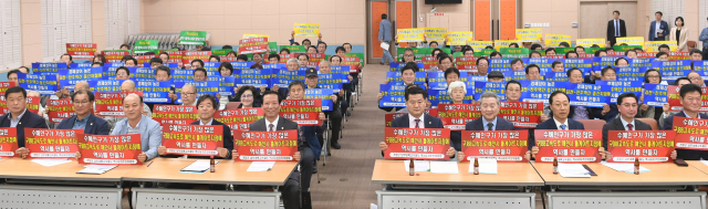 남부내륙고속철도 역사유치발대식에서 참석자들이 수혜인구가 가장 많은 구)88고속도로 해인사 톨게이트 지점에 역사를 만들자는 문구가 적힌 피켓를 들고 있다