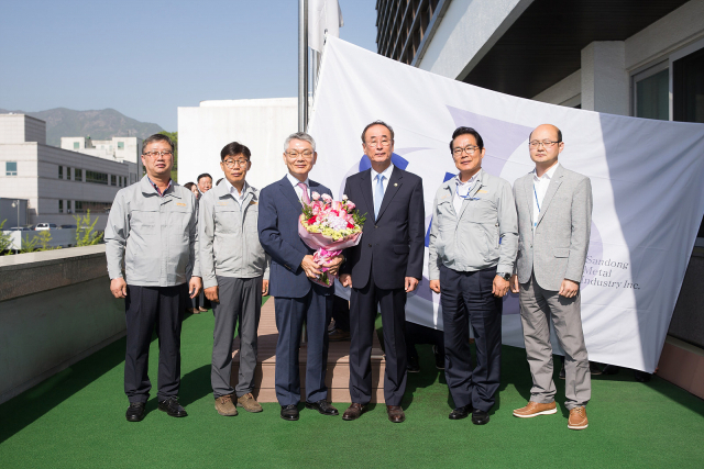 구미시가 시청 게양대에서 산동금속공업㈜ 배선봉 대표를 비롯한 임직원 등이 참석한 가운데 회사기 게양식을 하고 있다. 구미시 제공