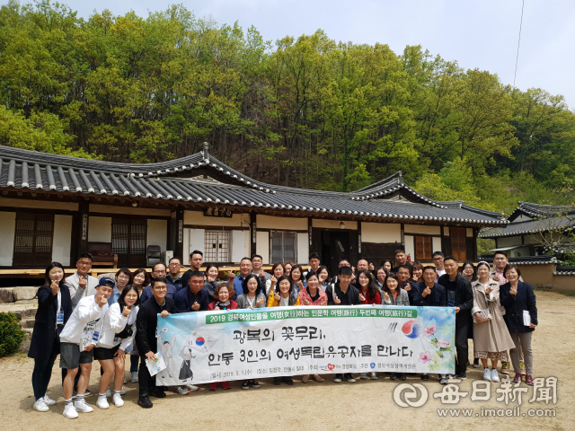 전북 임실 모범군인 20쌍이 김우락, 김락의 집이었던 임하면 백하구려 앞에서 기념촬영하고 있다. 경북여성정책개발원 제공