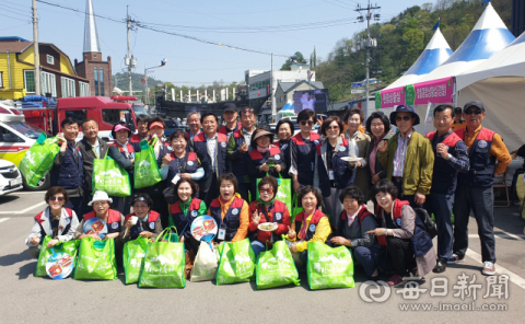 한국자유총연맹 청송군지회 회원들이 축제장을 찾아 기념 촬영을 하고 있다. 엄재진 기자