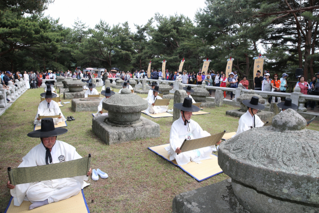 지난해 축제에서 성주 유림이 세종대왕자태실 생명선포식에서 생명선언문을 낭독하고 있다. 성주군 제공